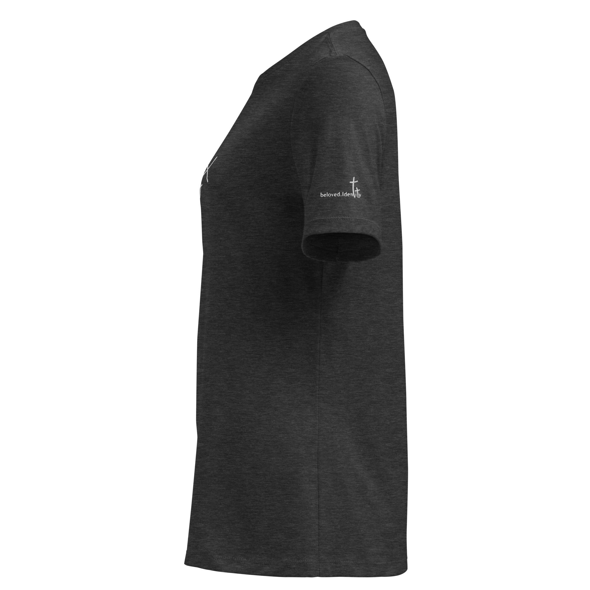 Christliches Damen T-Shirt mit minimalistischem Stick Logo. Zeitloses Faith Shirt aus hochwertiger Baumwolle –  Identität in Jesus Christus.