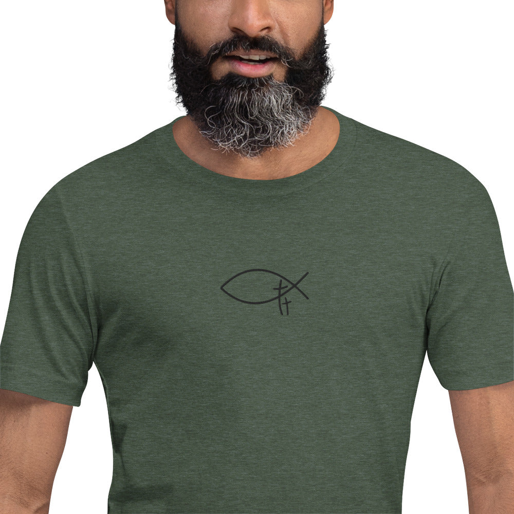 Christliches Herren T-Shirt mit minimalistischem Stick Logo. Hochwertiges Faith Shirt aus ringgesponnener Baumwolle – zeitlos, schlicht - deine Identität in Christus.