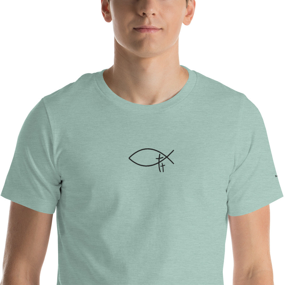 Christliches Herren T-Shirt mit minimalistischem Stick Logo. Hochwertiges Faith Shirt aus ringgesponnener Baumwolle – zeitlos, schlicht - deine Identität in Christus.