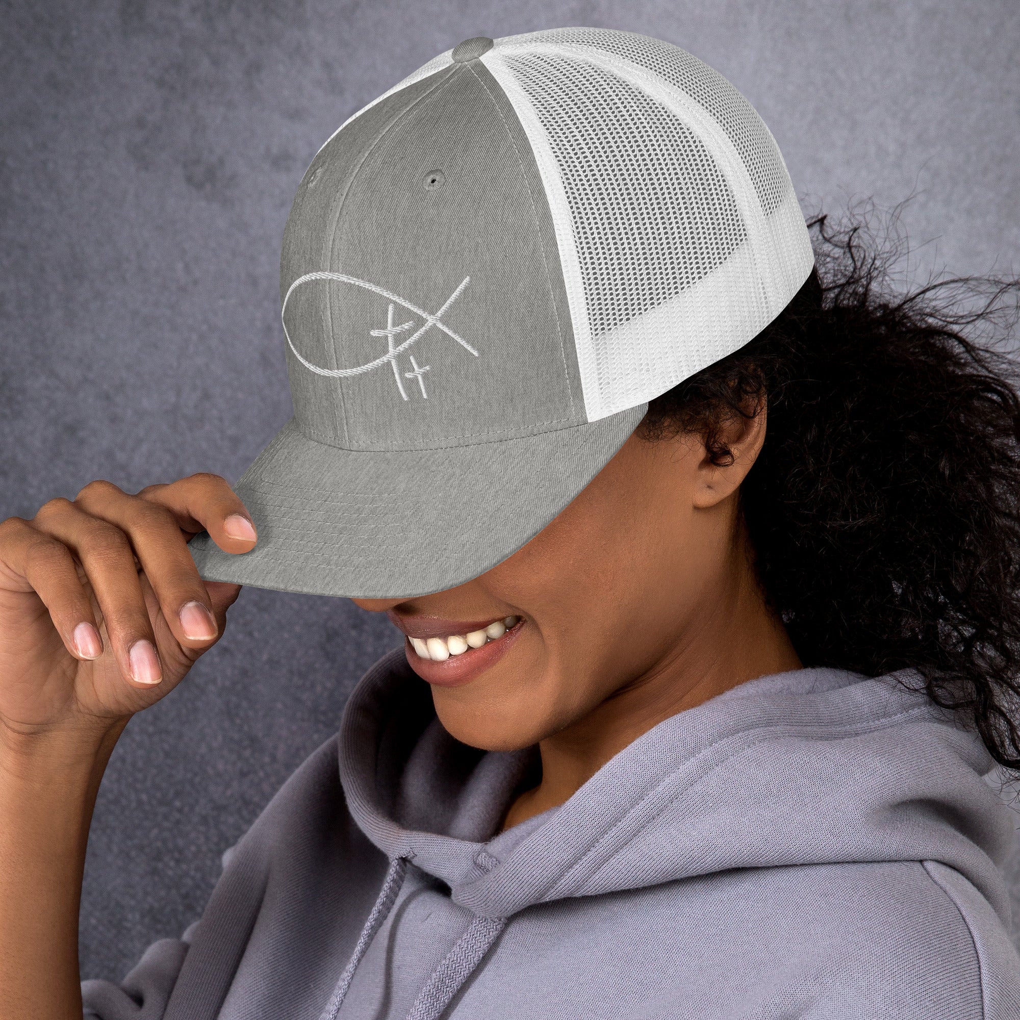 Minimalistische Trucker Cap mit hochwertiger 3D Logo Stickerei. Zeitlose Faith-Streetwear in Navy, Schwarz, Creme und Weiß. Bequem, atmungsaktiv und unisex.