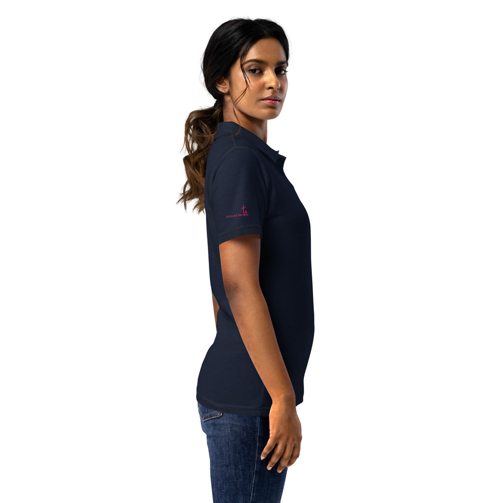 Christliches Damen Poloshirt aus hochwertiger Baumwolle mit gesticktem Symbol. Minimalistisches Faith Polo – elegant, zeitlos , deine Identität in Christus.