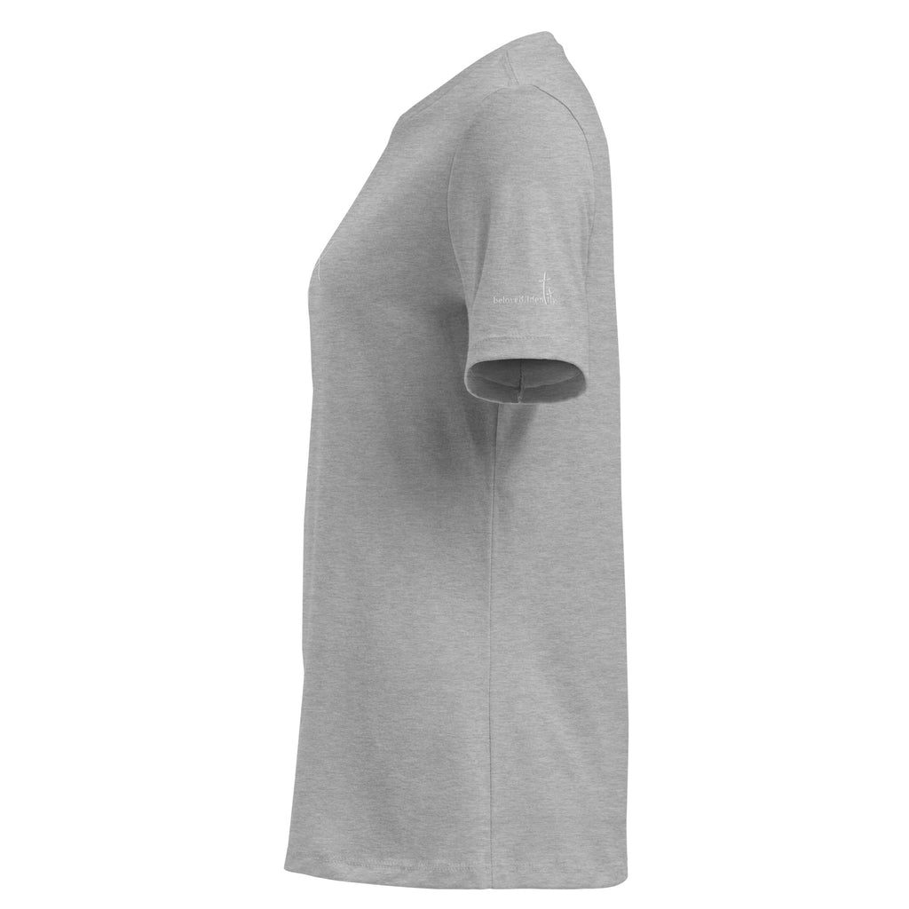 Christliches Damen T-Shirt mit minimalistischem Stick Logo. Zeitloses Faith Shirt aus hochwertiger Baumwolle – inspiriert von Identität in Jesus Christus.