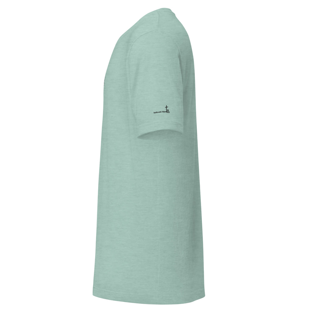 Christliches Herren T-Shirt mit minimalistischem Stick Logo. Hochwertiges Faith Shirt aus ringgesponnener Baumwolle – zeitlos, schlicht - deine Identität in Christus.