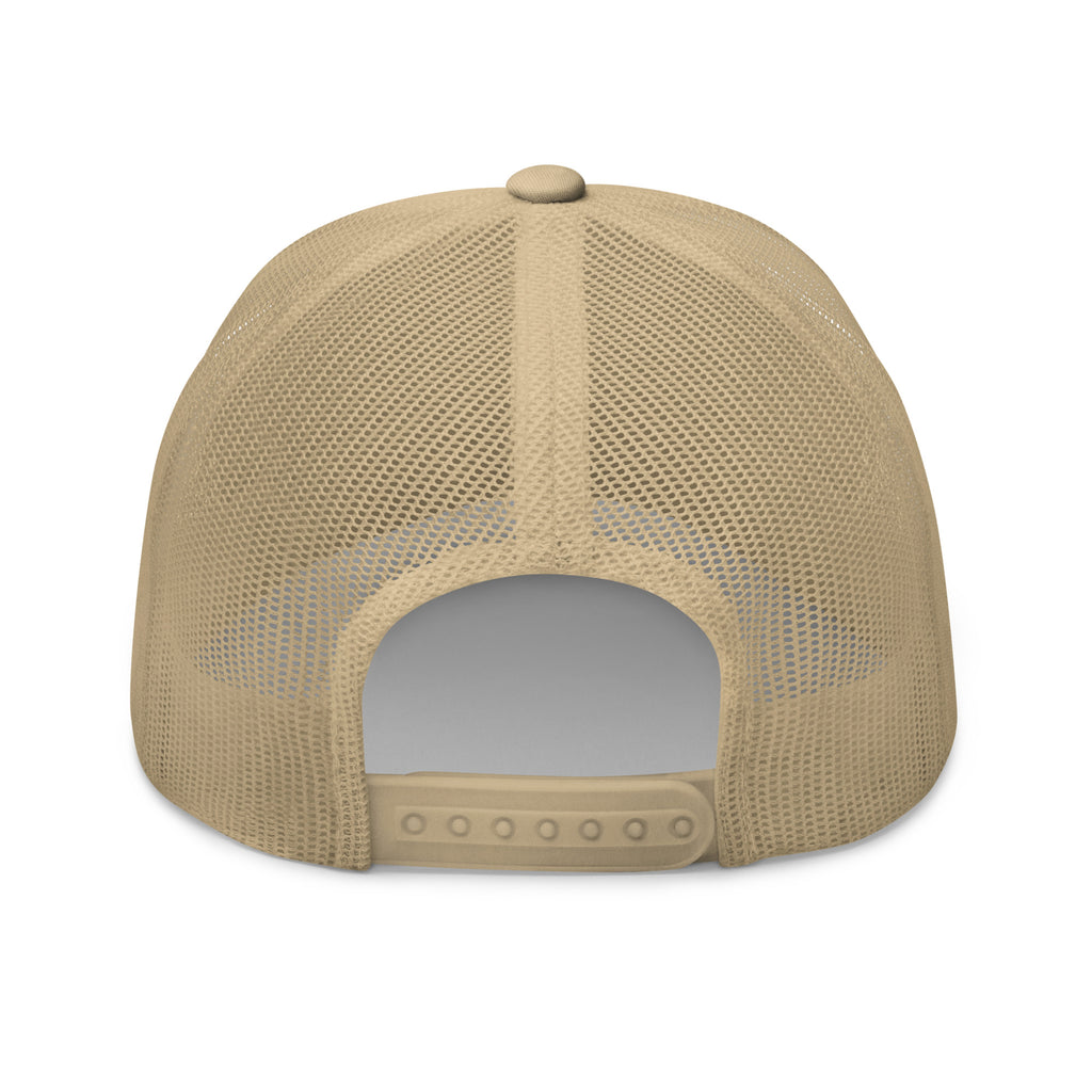 Minimalistische Trucker Cap mit hochwertiger 3D Logo Stickerei. Zeitlose Faith-Streetwear in Navy, Schwarz, Creme und Weiß. Bequem, atmungsaktiv und unisex.