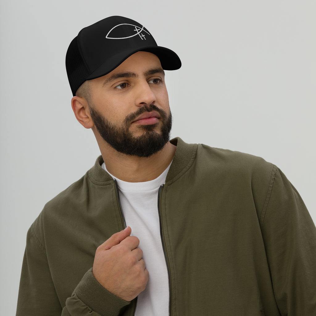 Minimalistische Trucker Cap mit hochwertiger 3D Logo Stickerei. Zeitlose Faith-Streetwear in Navy, Schwarz, Creme und Weiß. Bequem, atmungsaktiv und unisex.